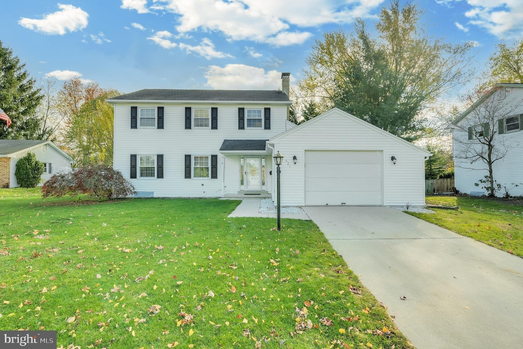 view of front facade featuring a garage and a front yard