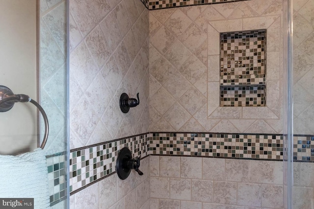 bathroom featuring tiled shower