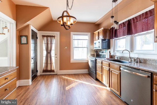 kitchen featuring pendant lighting, appliances with stainless steel finishes, sink, and a wealth of natural light