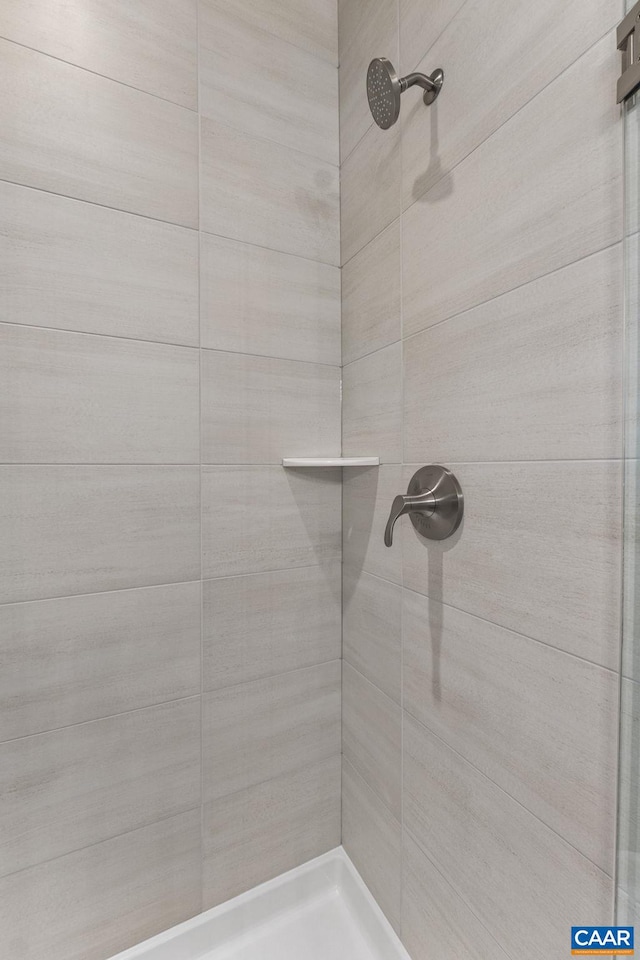 bathroom featuring a tile shower