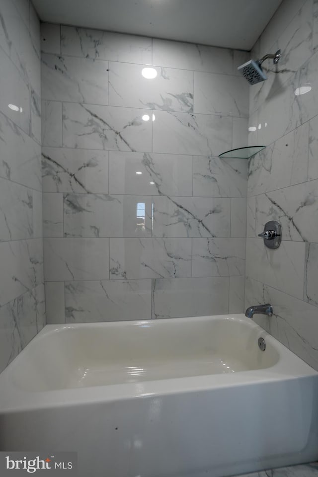 bathroom featuring tiled shower / bath combo