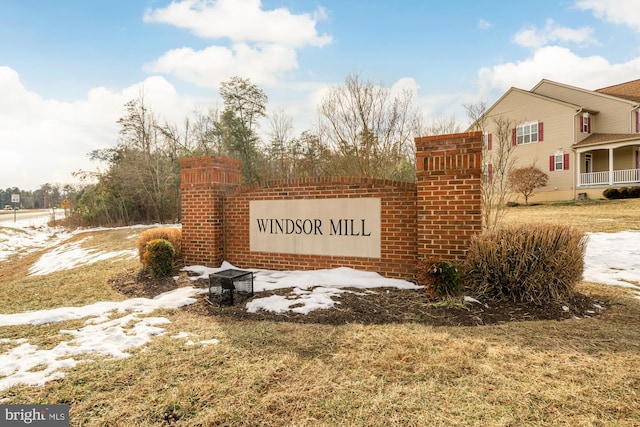 community sign with a yard