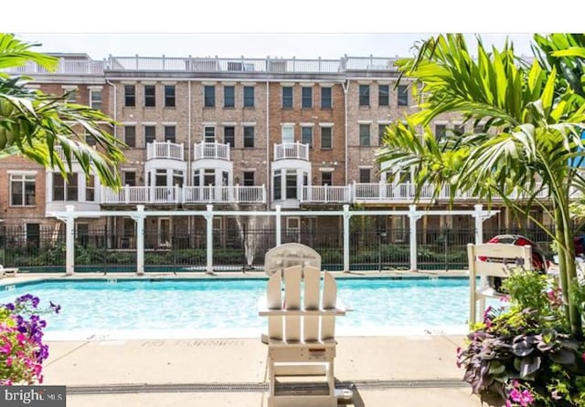 view of swimming pool