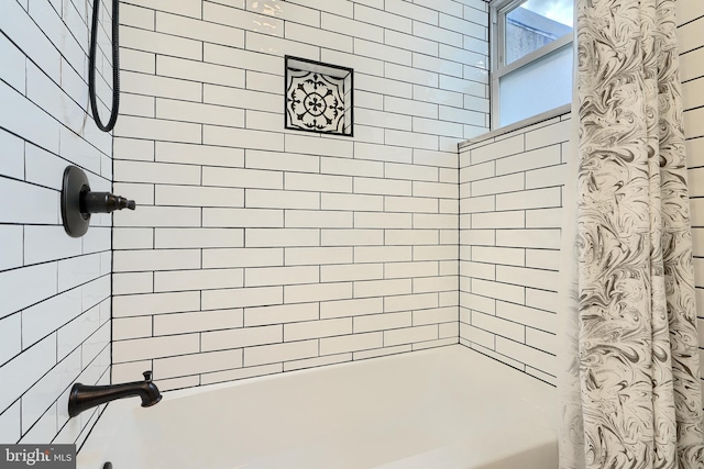 bathroom with shower / tub combo