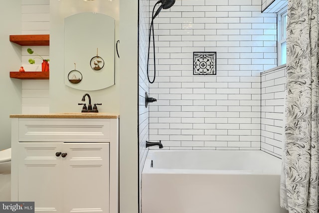 full bathroom with shower / tub combo with curtain, vanity, and toilet