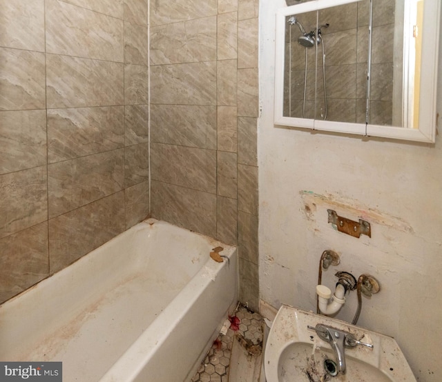 bathroom featuring tiled shower / bath