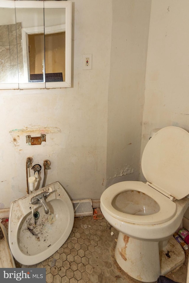 bathroom featuring toilet