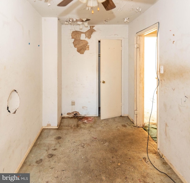 empty room featuring ceiling fan