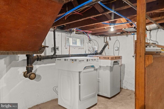 laundry area with washer / clothes dryer