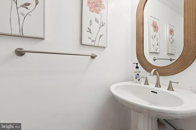 bathroom featuring sink