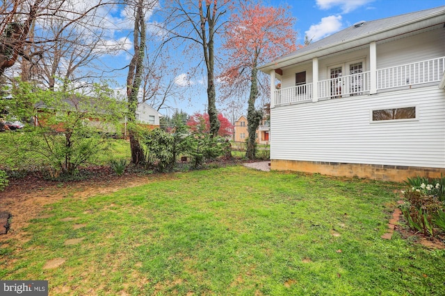 view of yard featuring a balcony