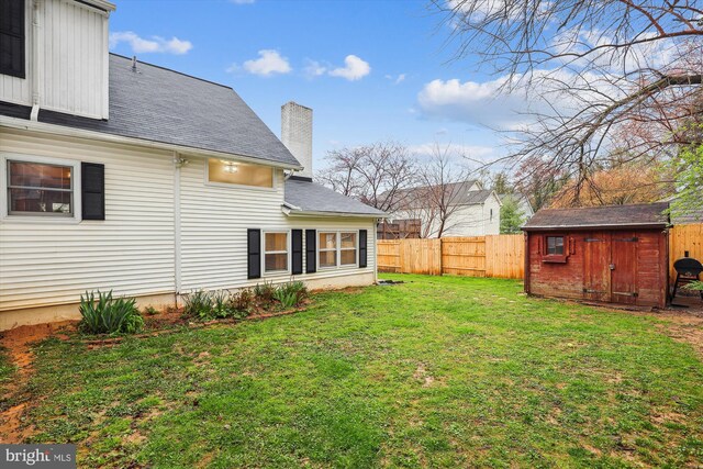 view of yard featuring a storage unit