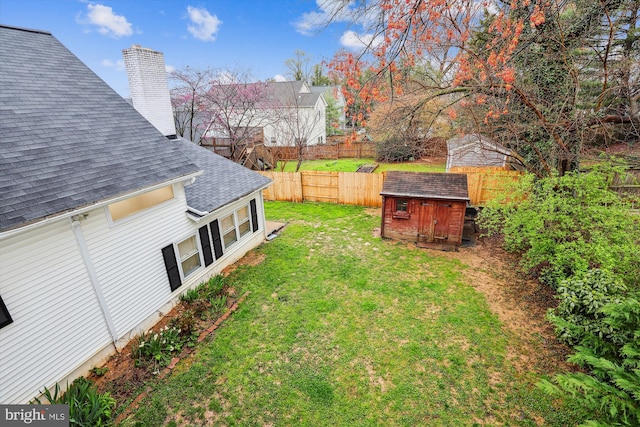 view of yard featuring a storage shed