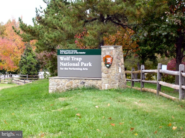 community sign with a lawn