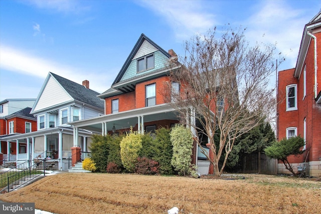 view of front of house featuring a porch and a front lawn