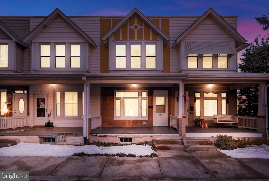 view of front of home featuring a porch