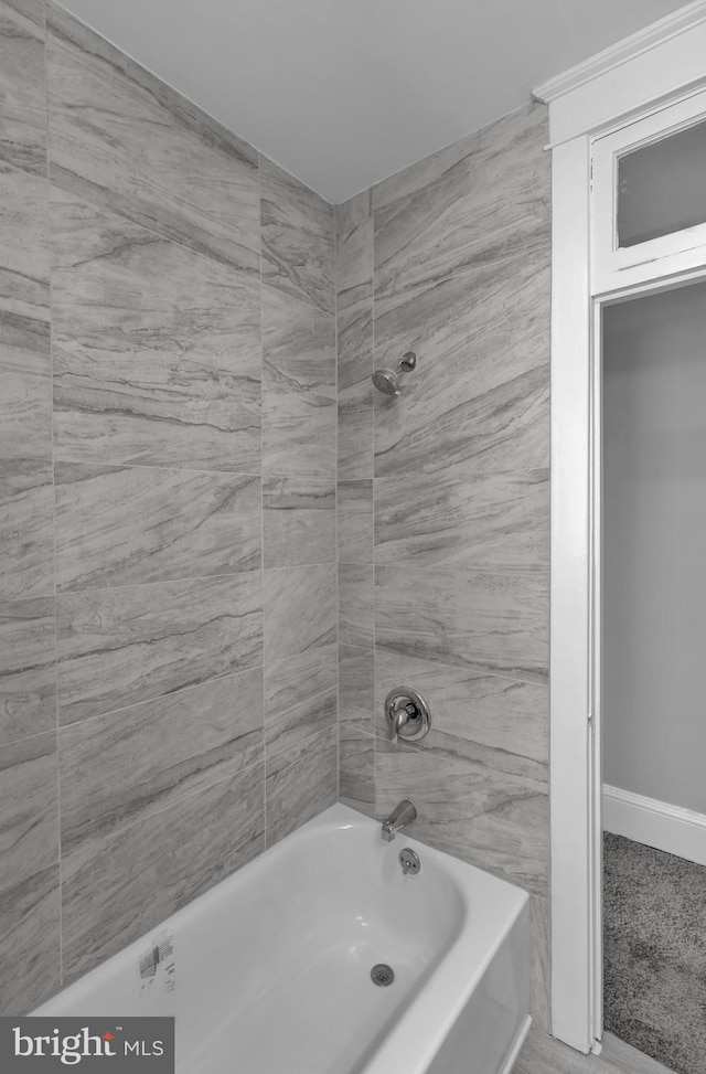 bathroom with tiled shower / bath combo