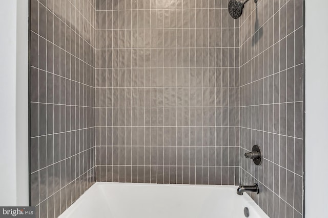 bathroom featuring tiled shower / bath combo