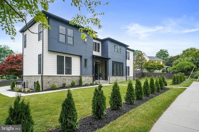 view of front of property featuring a front yard