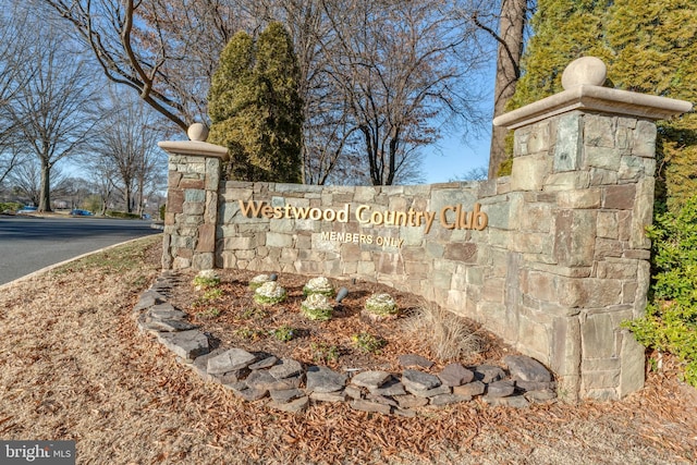 view of community / neighborhood sign