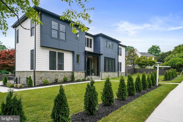 view of front facade with a front lawn