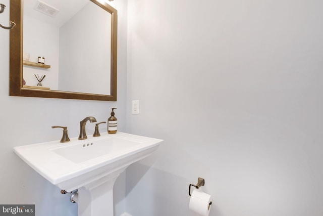 bathroom featuring sink