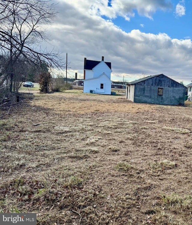 view of yard featuring an outdoor structure