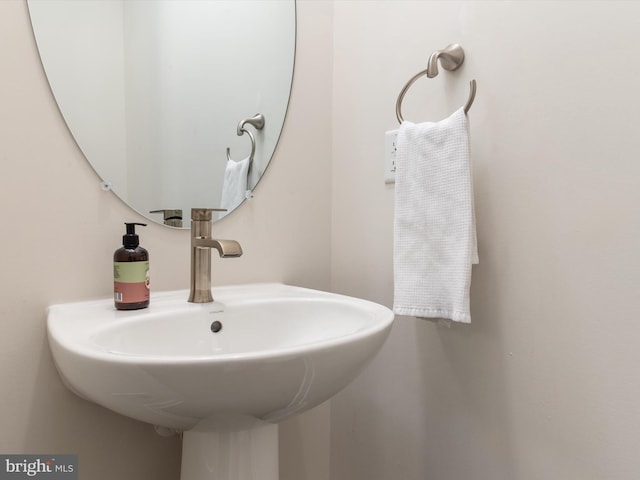 bathroom featuring sink