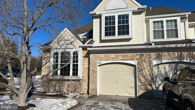 view of front property featuring a garage