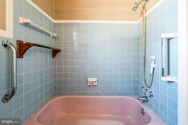 bathroom with tiled shower / bath