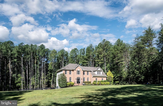 colonial inspired home featuring a front lawn