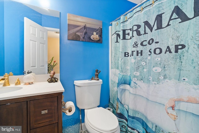 full bathroom featuring toilet, curtained shower, and vanity