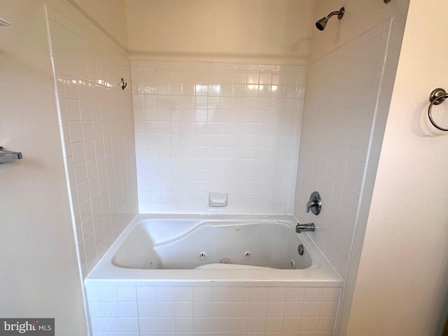 bathroom with tiled shower / bath