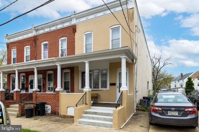 view of front of house featuring a porch