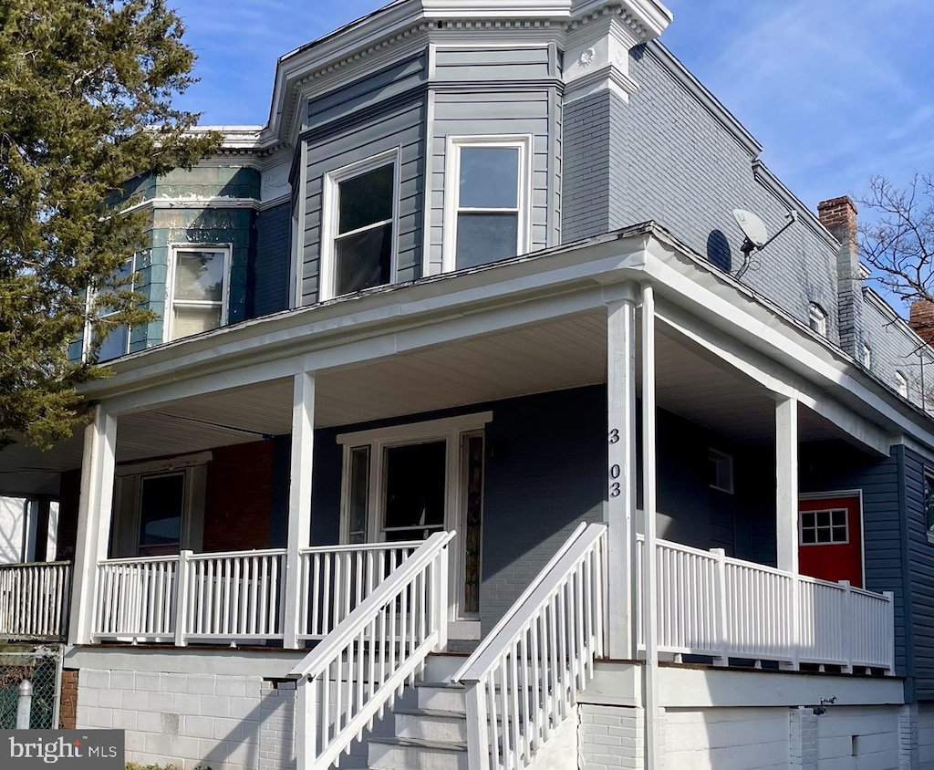 view of front of property featuring a porch