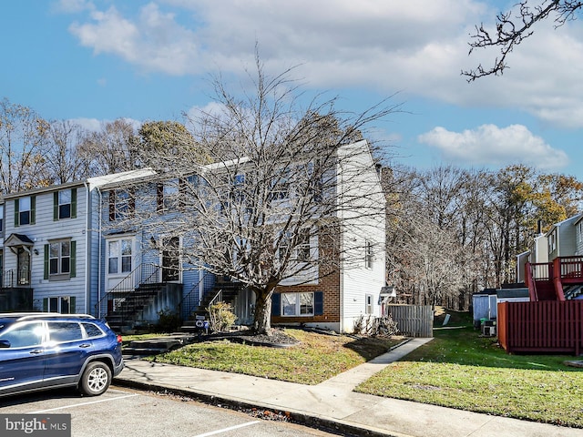 townhome / multi-family property featuring a front yard