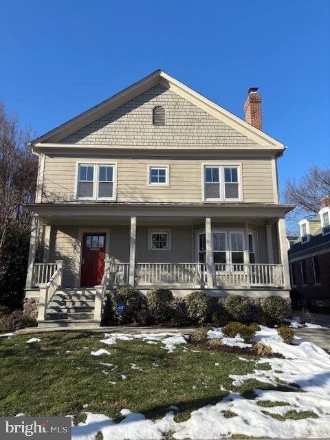 view of front of property featuring a yard and covered porch