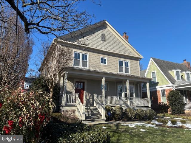 view of front of property featuring a front yard and a porch