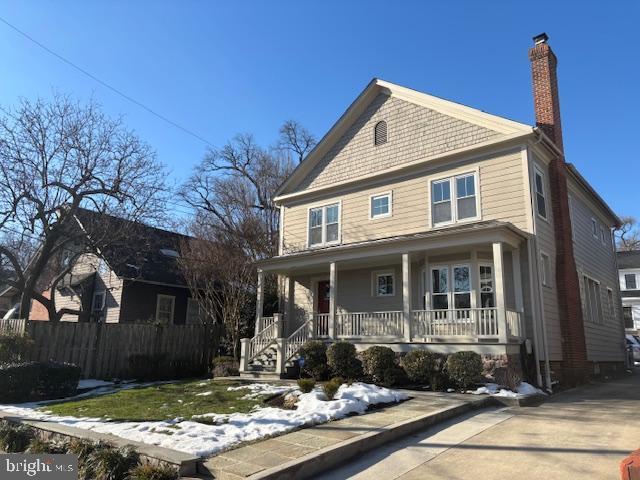 view of front of property featuring covered porch