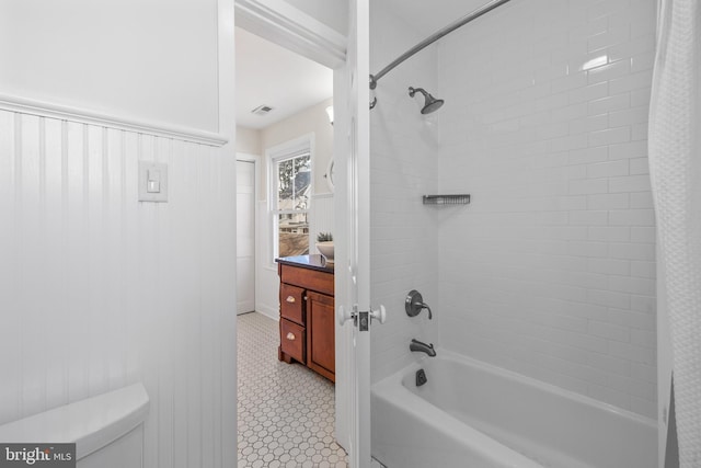 bathroom with shower / tub combo