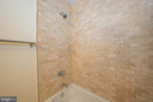 bathroom featuring tiled shower / bath combo