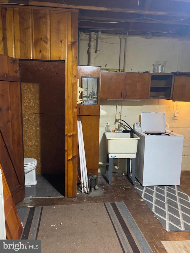 basement with washer / clothes dryer and sink