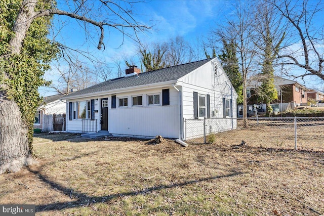 single story home featuring a front lawn