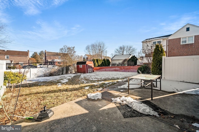 view of yard featuring a storage unit