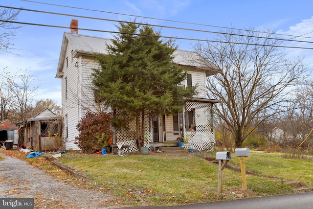 view of front facade featuring a front lawn