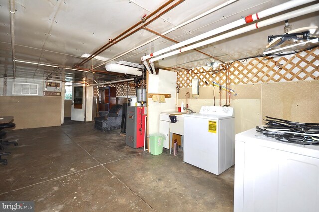 basement with washer / dryer and sink