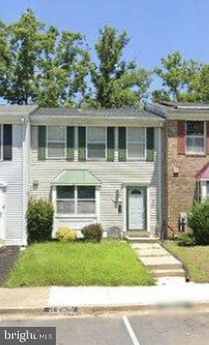 view of front of house featuring a front lawn