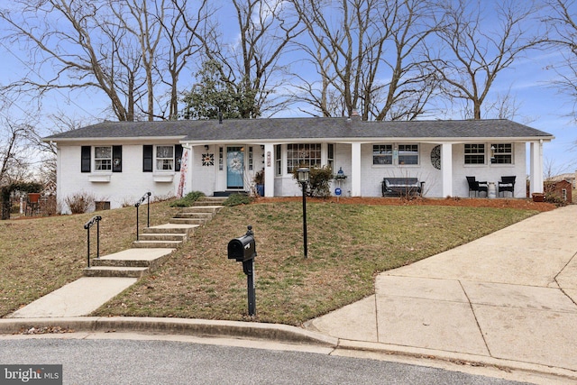 view of front of property featuring a front yard and a porch