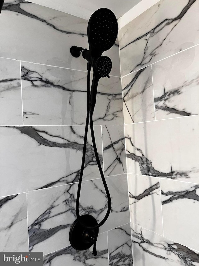 room details featuring a tile shower