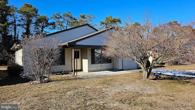 view of front of home featuring a garage and a front yard